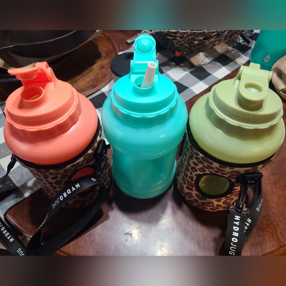 Hydrojug x3  - Inlcudes one straw and two sleeves!
